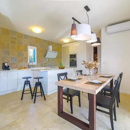 Villa Luxury East *